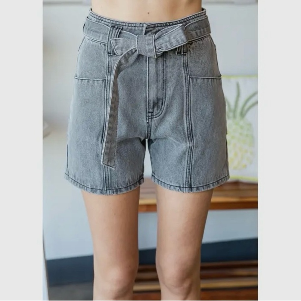 NWT Acid Wash Gray High-Waisted Denim Shorts with Belt Bow Juniors S M L retro